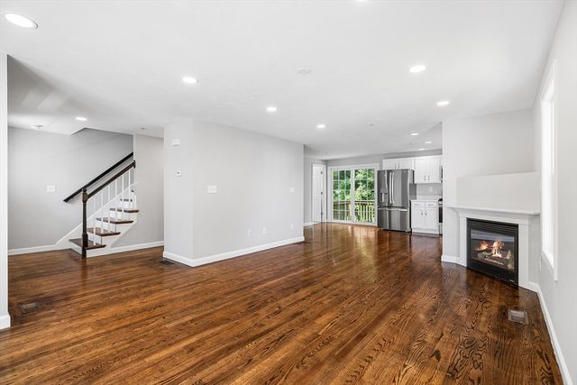 186 Tyngsboro Rd 6, Chelmsford, MA 01863