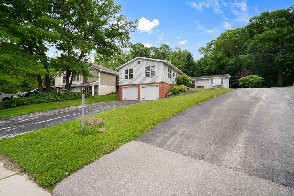 2560 Pebble Valley ROAD, Waukesha, WI 53188