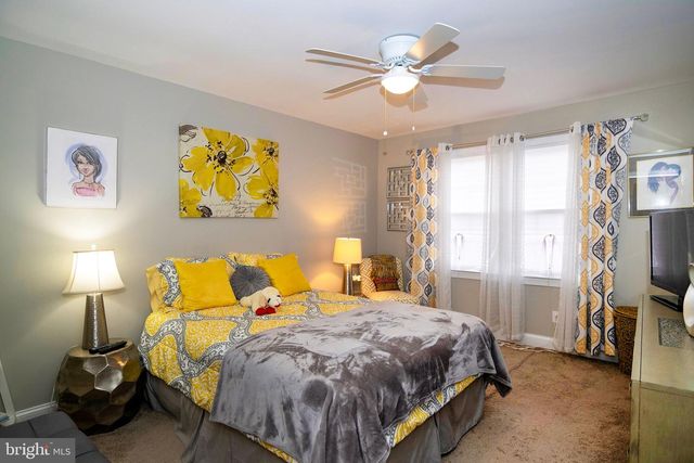 2 SLEEPY HOLLOW CT, Sicklerville, NJ 08081