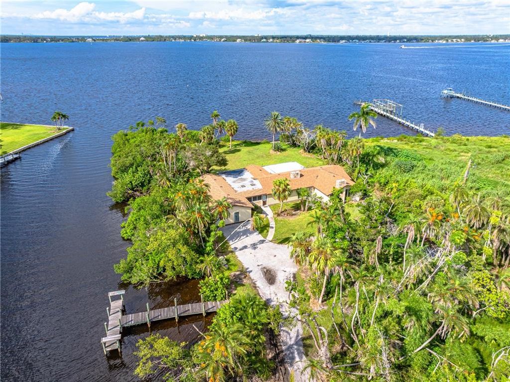 Image 8 of property listing at 3620 RIVERVIEW BOULEVARD, Bradenton, FL 34205