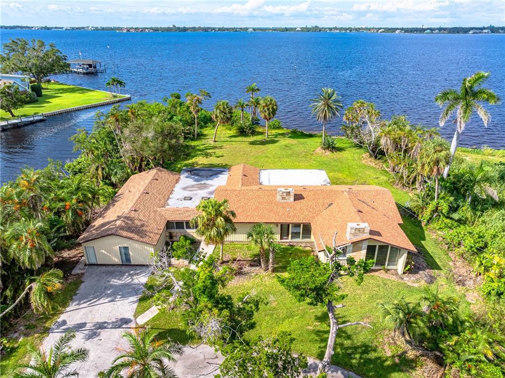 Image 9 of property listing at 3620 RIVERVIEW BOULEVARD, Bradenton, FL 34205