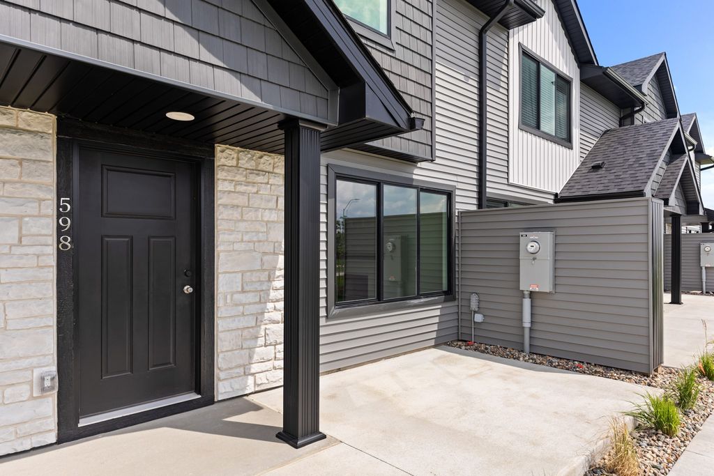 598 NE Hart Lane, Ankeny, IA 50021