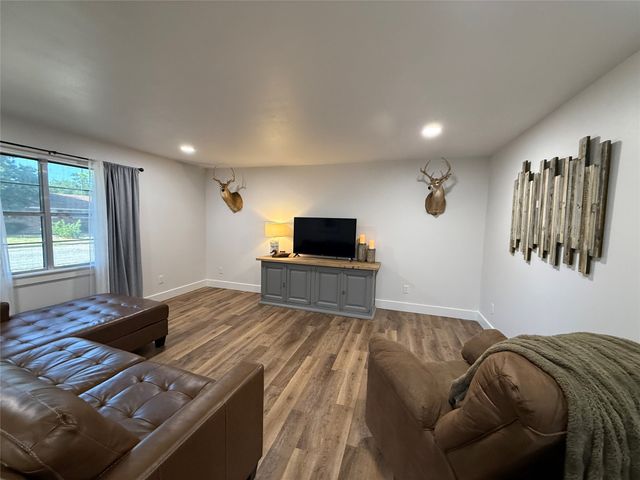604 Kingwood Drive, Mineral Wells, TX 76067