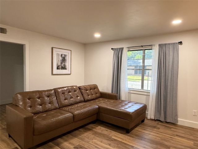 604 Kingwood Drive, Mineral Wells, TX 76067