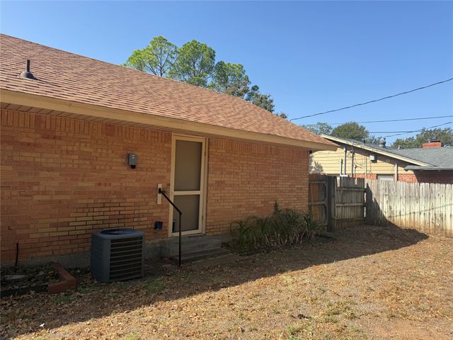 604 Kingwood Drive, Mineral Wells, TX 76067