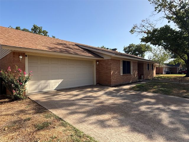 604 Kingwood Drive, Mineral Wells, TX 76067