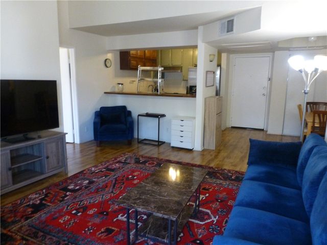 20253 Keswick Street 325, Winnetka, CA 91306