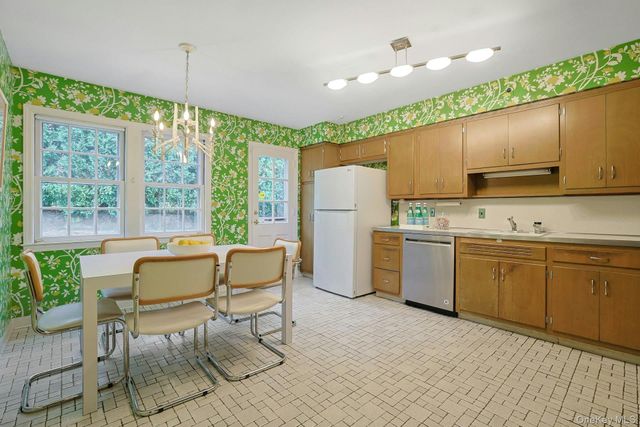 1 Elm Road, Scarsdale, NY 10583