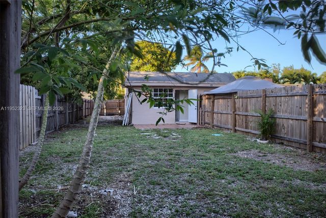 43 SW 11th St W, Dania Beach, FL 33004