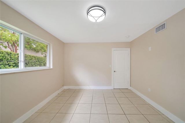 592 NE 150th St 1, Miami, FL 33161