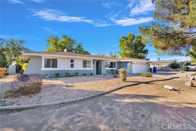 19215 Kinai Road, Apple Valley, CA 92307