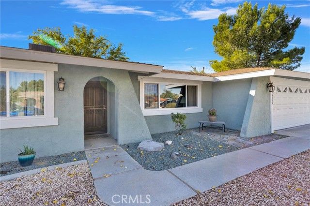 19215 Kinai Road, Apple Valley, CA 92307