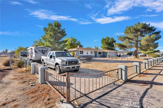 19215 Kinai Road, Apple Valley, CA 92307