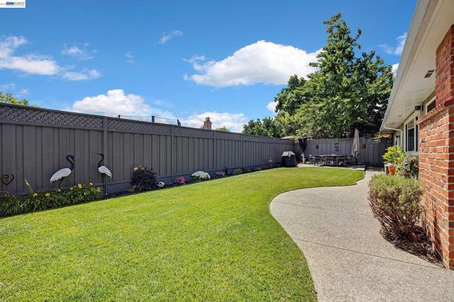 524 Hillview Dr, Fremont, CA 94536