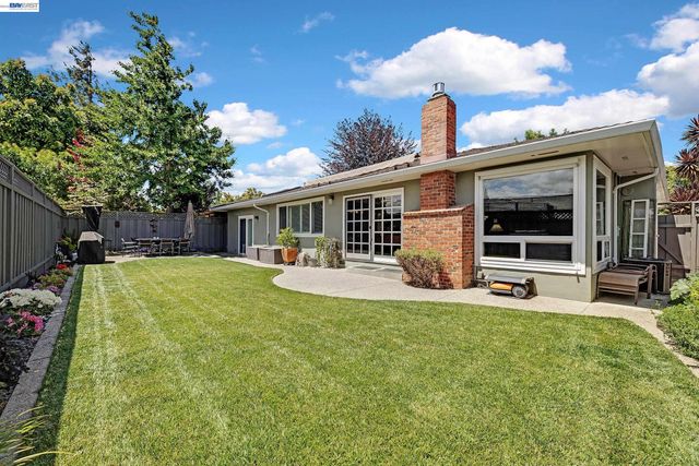 524 Hillview Dr, Fremont, CA 94536