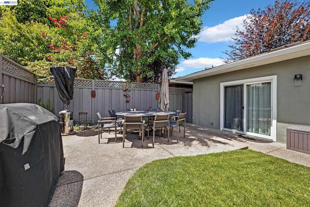 524 Hillview Dr, Fremont, CA 94536