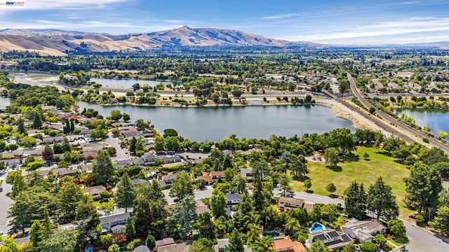 524 Hillview Dr, Fremont, CA 94536