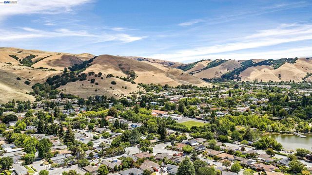 524 Hillview Dr, Fremont, CA 94536