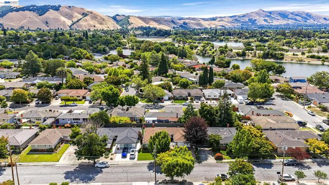 524 Hillview Dr, Fremont, CA 94536