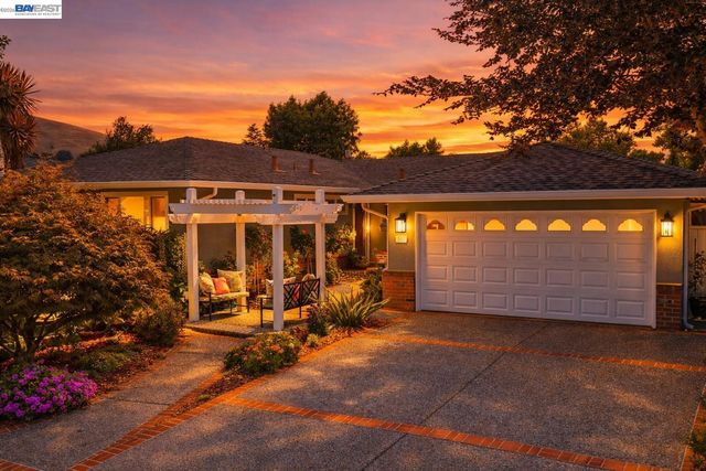 524 Hillview Dr, Fremont, CA 94536