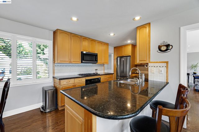524 Hillview Dr, Fremont, CA 94536