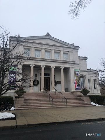 1 Indian Neck Avenue apt 13, Branford, CT 06405