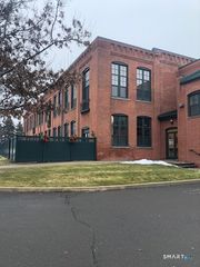 1 Indian Neck Avenue apt 13, Branford, CT 06405