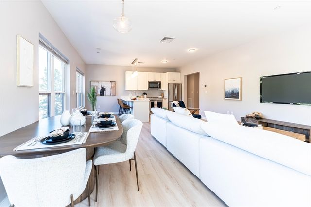999 Hancock St 202, Quincy, MA 02169