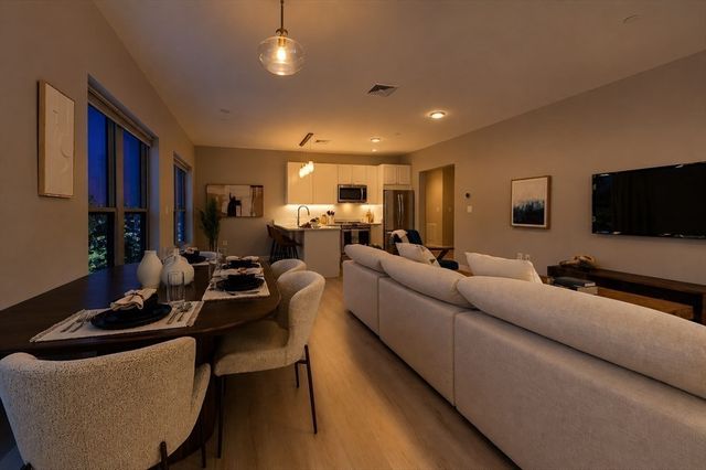 999 Hancock St 202, Quincy, MA 02169