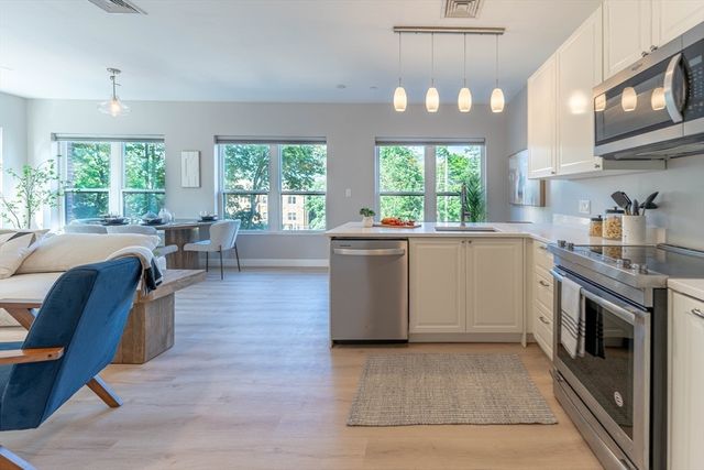 999 Hancock St 202, Quincy, MA 02169