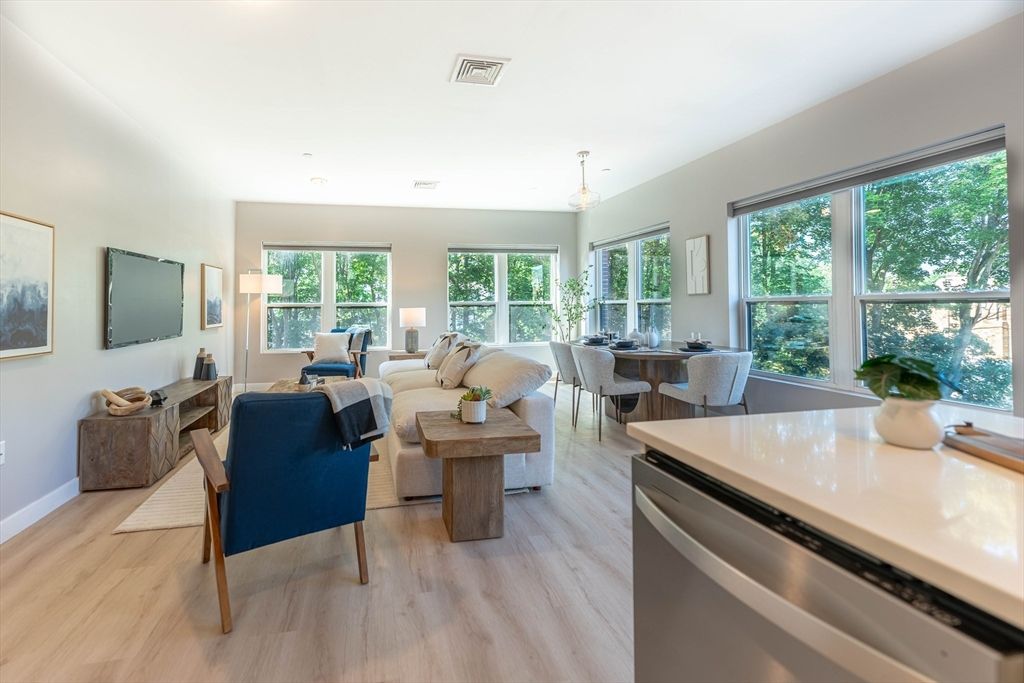 999 Hancock St 202, Quincy, MA 02169
