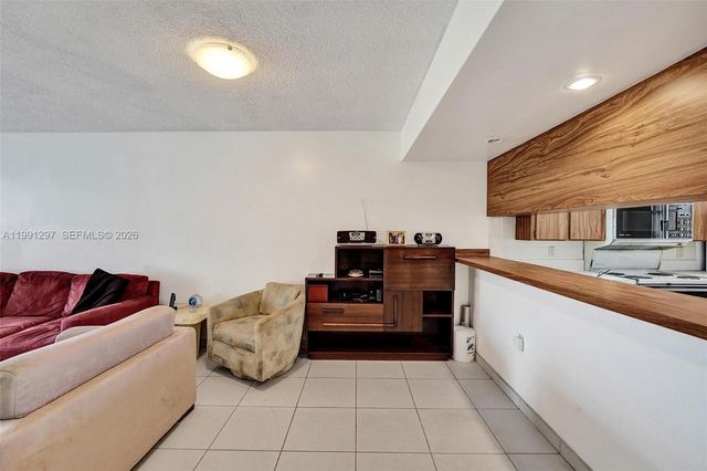 1502 Whitehall Dr 205, Davie, FL 33324