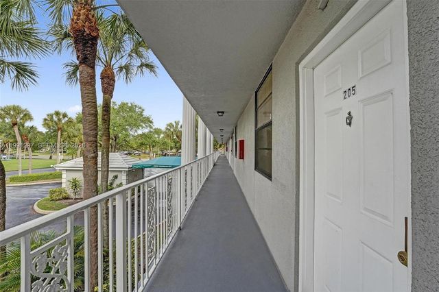 1502 Whitehall Dr 205, Davie, FL 33324