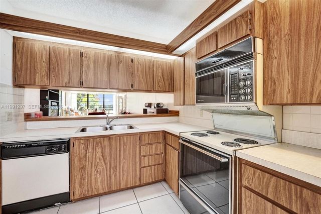 1502 Whitehall Dr 205, Davie, FL 33324