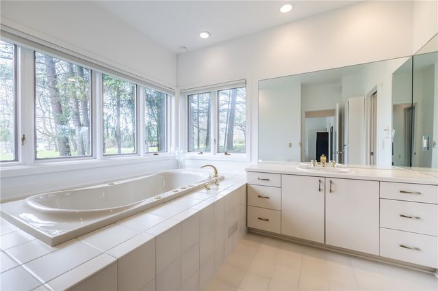9 Abbey Woods, Pittsford, NY 14534