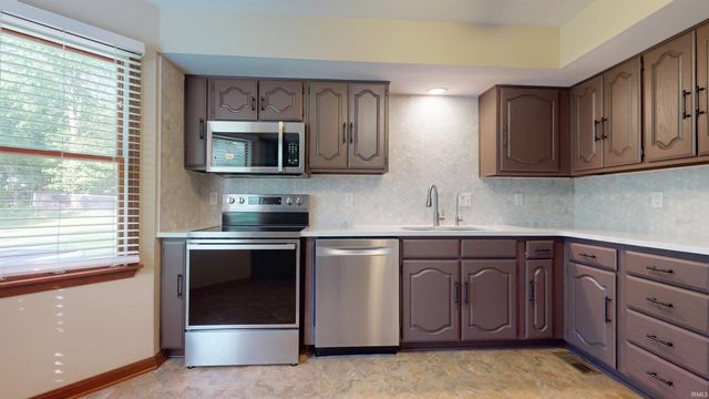 7816 Greenbriar Drive, Evansville, IN 47710