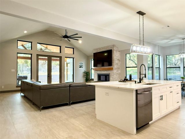 900 Daviot DR, Briarcliff, TX 78669