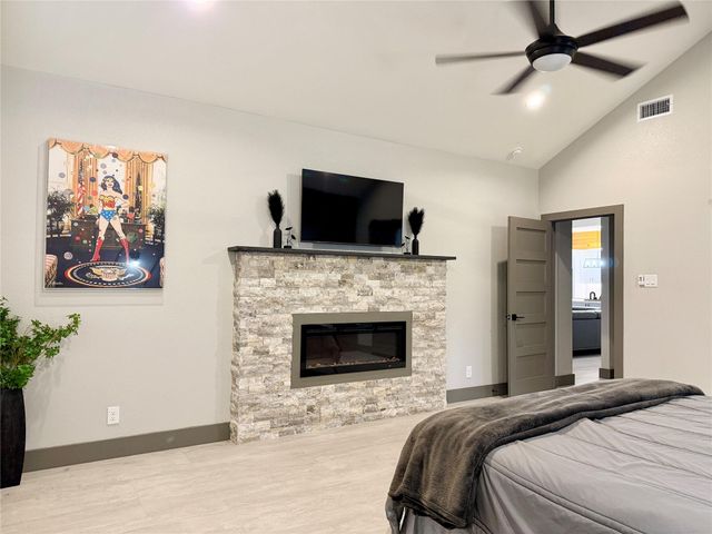 900 Daviot DR, Briarcliff, TX 78669