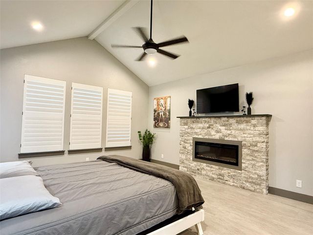 900 Daviot DR, Briarcliff, TX 78669