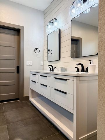 900 Daviot DR, Briarcliff, TX 78669