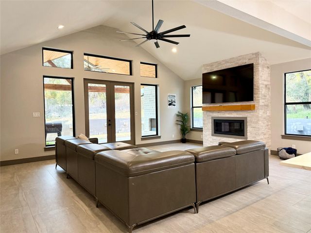 900 Daviot DR, Briarcliff, TX 78669