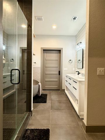 900 Daviot DR, Briarcliff, TX 78669