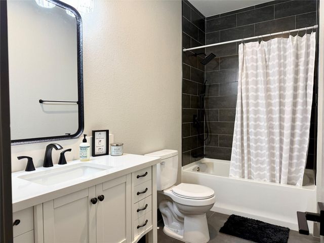 900 Daviot DR, Briarcliff, TX 78669