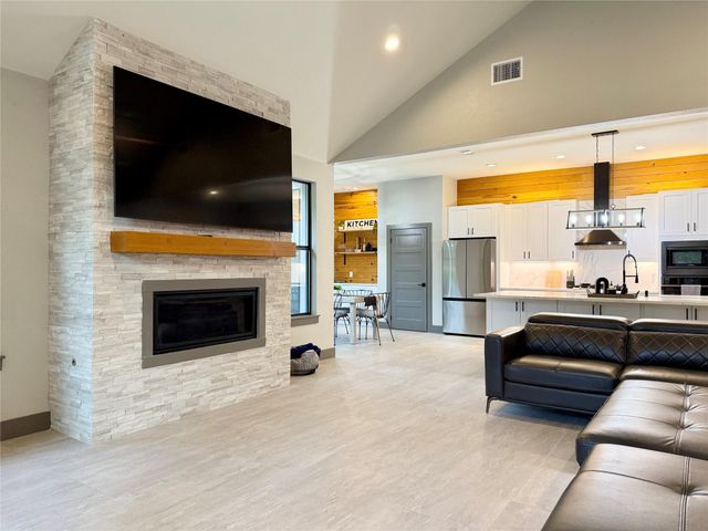 900 Daviot DR, Briarcliff, TX 78669