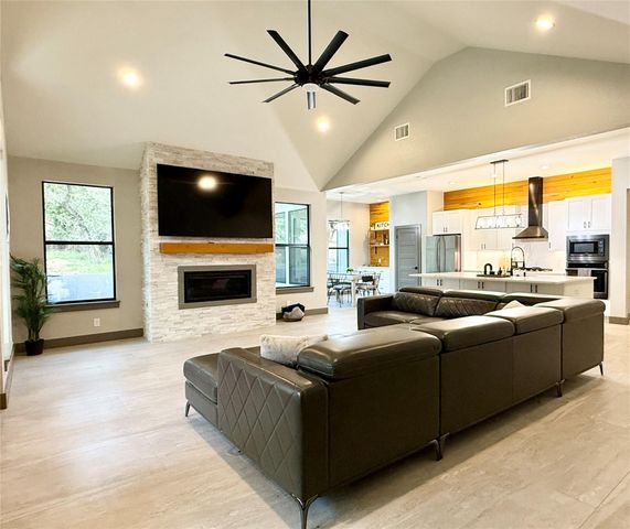 900 Daviot DR, Briarcliff, TX 78669