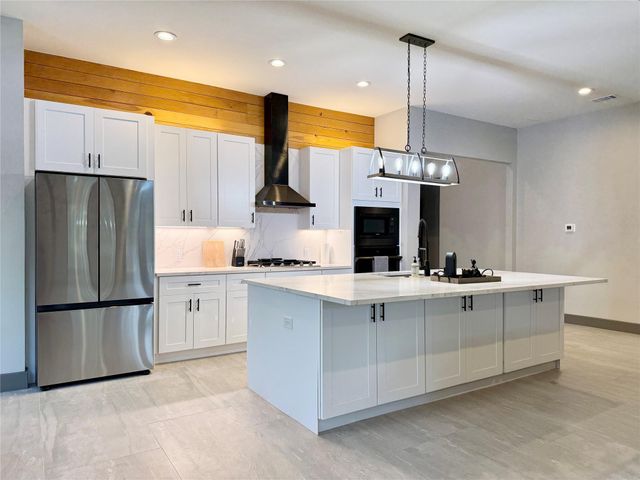 900 Daviot DR, Briarcliff, TX 78669
