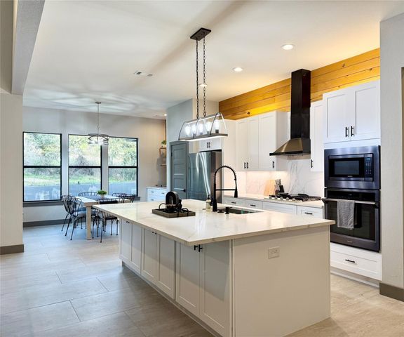 900 Daviot DR, Briarcliff, TX 78669
