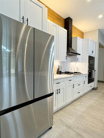 900 Daviot DR, Briarcliff, TX 78669