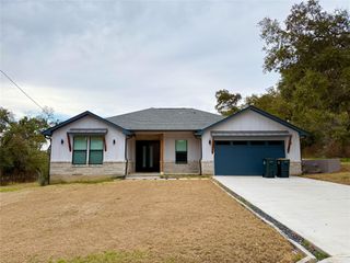 900 Daviot DR, Briarcliff, TX 78669