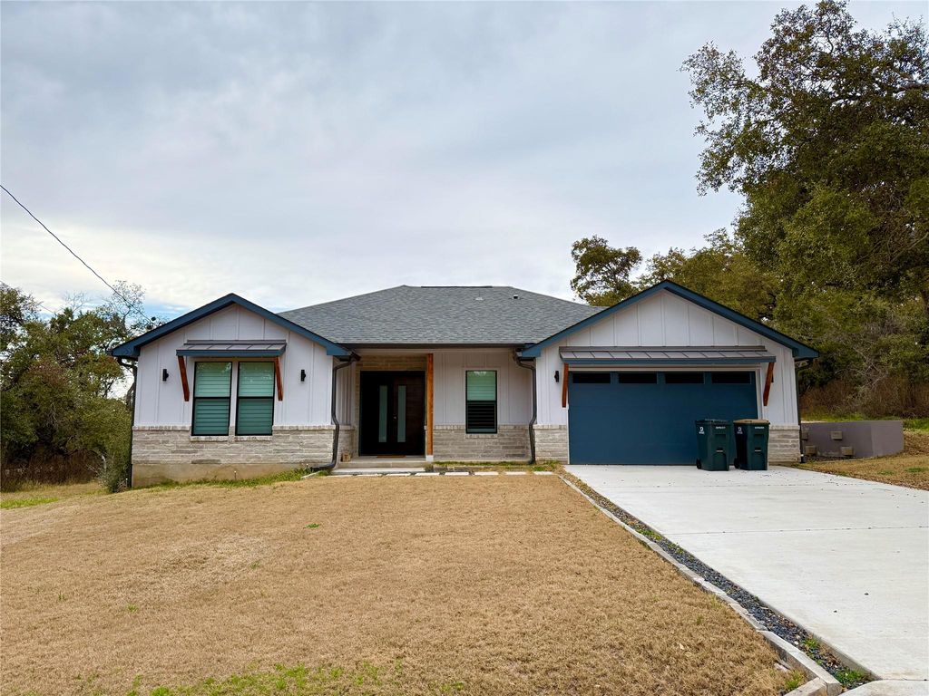 900 Daviot DR, Briarcliff, TX 78669